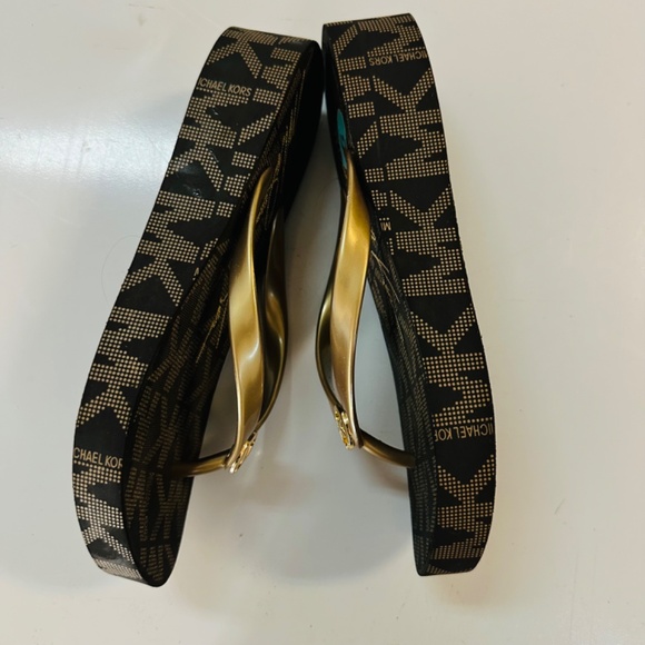 Michael Kors Jet Set Signature flip-flops with brown/gold logo, made of rubber, - Picture 3 of 8
